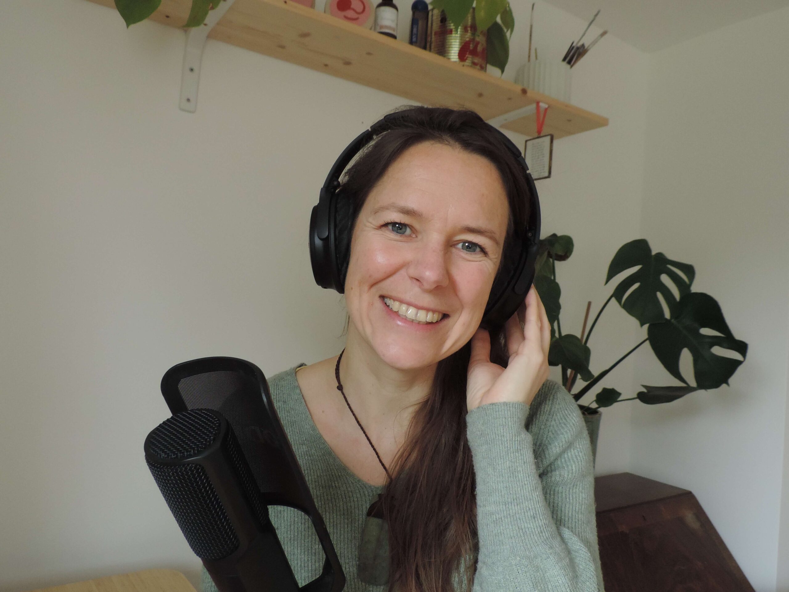 Frau mit Mikrofon und Kopfhörer